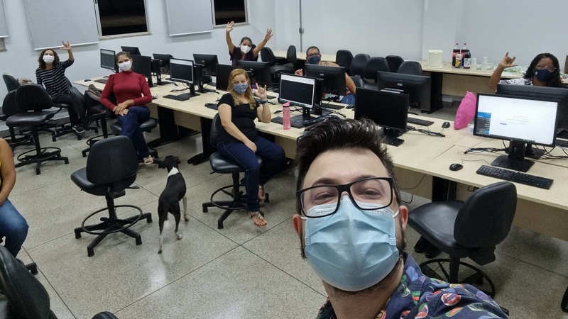 Professor Regis Puppim com alunas no reetorno presencial da disciplina Modelagem Computadorizada